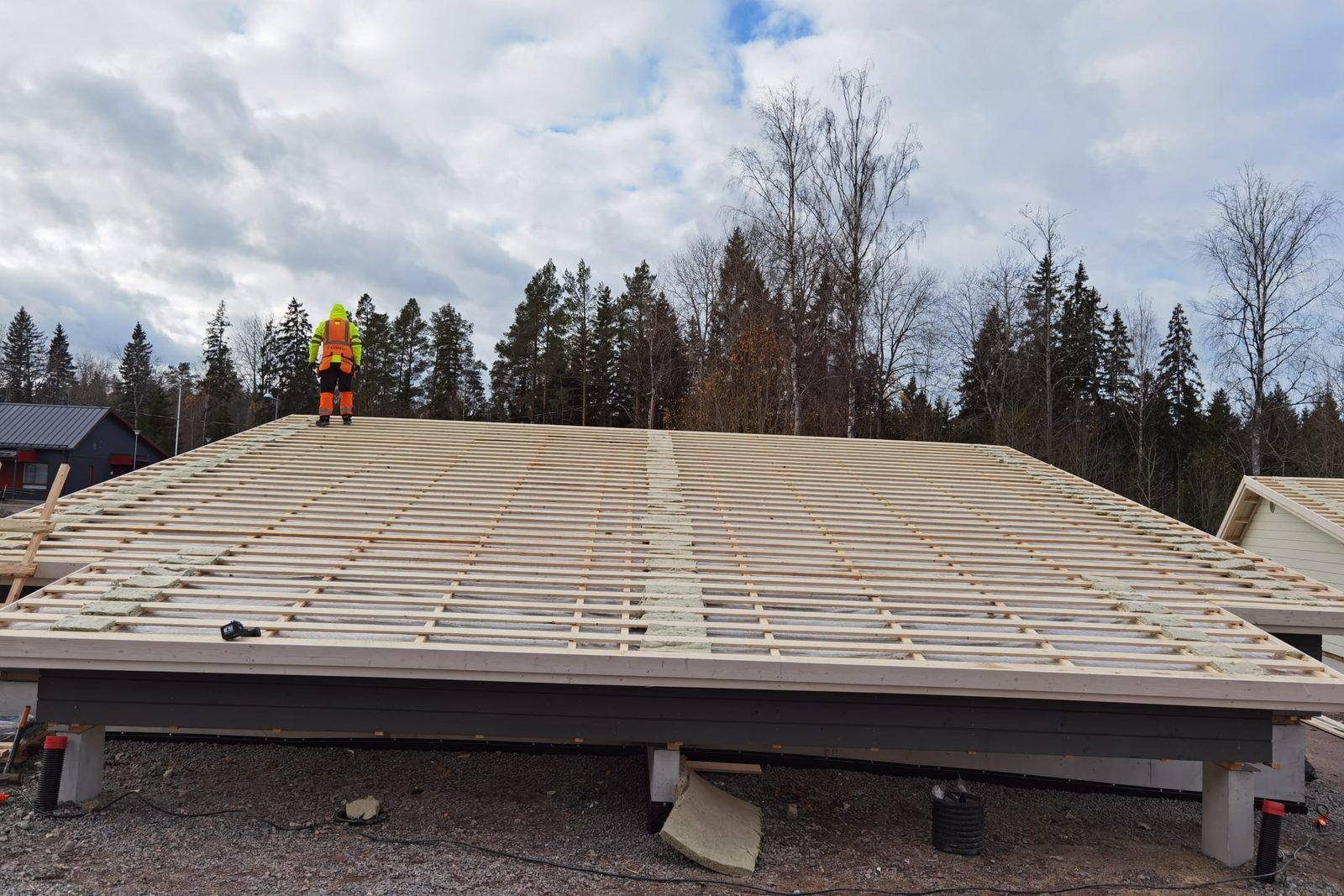 Kestävä katto, joka suojaa vuosikymmeniä. — Ehitec Oy